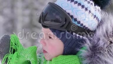 冬天公园里的一个男孩，面对特写。 冬季寒冷。 在清新的空气中行走.. 健康生活方式